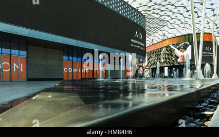 DUBAI - Novembre 08, 2016 : LUMAS Dubaï ville à pied. Nouvelle partie moderne de la ville de Dubaï. Ville à pied n'est pas sans rappeler des rues de style européen. Banque D'Images