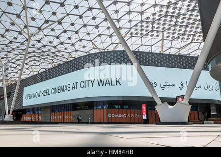 DUBAI - Novembre 08, 2016 : LUMAS Dubaï ville à pied. Nouvelle partie moderne de la ville de Dubaï. Ville à pied n'est pas sans rappeler des rues de style européen. Banque D'Images