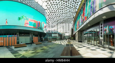 DUBAI - Novembre 08, 2016 : LUMAS Dubaï ville à pied. Nouvelle partie moderne de la ville de Dubaï. Ville à pied n'est pas sans rappeler des rues de style européen. Banque D'Images