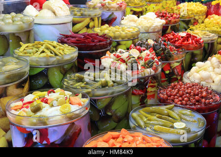 Les légumes frais pickeled à vendre sur l'affichage sur le marché libre en Bursa Turquie Banque D'Images