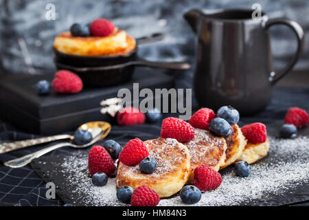 Crêpes au fromage cottage décoré avec des framboises et bleuets Banque D'Images