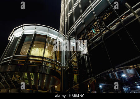 DUBAI - Novembre 08, 2016 : l'intérieur de la Burj Khalifa dans 125 étage. Plafond en bois décoré en forme d'étoile. Dubaï, Émirats Arabes Unis Banque D'Images