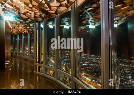 L'intérieur de la Burj Khalifa dans 125 étage. Plafond en bois décoré en forme d'étoile. Dubaï, Émirats arabes unis. L'intérieur de la Burj Banque D'Images