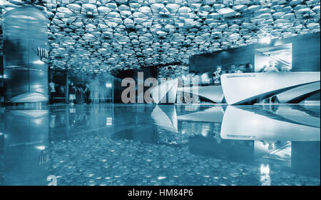 DUBAI - Novembre 08, 2016 : l'intérieur de la Burj Khalifa dans 125 étage. Plafond en bois décoré en forme d'étoile. Dubaï, Émirats Arabes Unis Banque D'Images