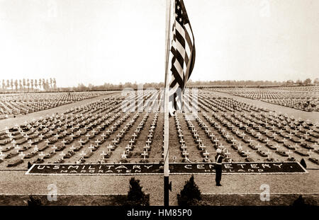 Un coup de clairon à la fermeture des robinets Memorial Day au cimetière de Margraten, Hollande, où reposent des milliers de héros américain de la Seconde Guerre mondiale. Le 30 mai 1945. La FPC. Richard G. Thompson. (Armée) NARA DOSSIER #  : 111-SC-207902 LIVRE Guerres et conflits #  : 1348 Banque D'Images