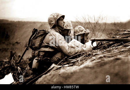 Observateur qui a repéré un nid de mitrailleuse trouve son emplacement sur une carte afin de pouvoir envoyer les informations à l'artillerie et des mortiers d'éliminer le poste. Iwo Jima, février 1945. Dreyfuss. (Marine Corps) Date exacte inconnue Shot #  FICHIER NARA : 127-N-109619 LIVRE Guerres et conflits #  : 1218 Banque D'Images