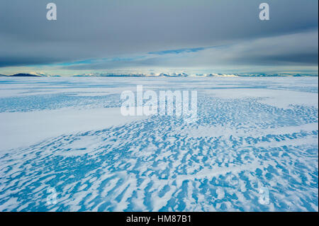 La configuration des vents se rassemblent dans des amoncellements de neige sur la glace de mer dans l'Antarctique. Banque D'Images