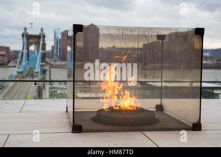 Cincinnati, Ohio - 'Freedom's Eternal Flame' sur une terrasse à l'extérieur du National Underground Railroad Freedom Center. Banque D'Images