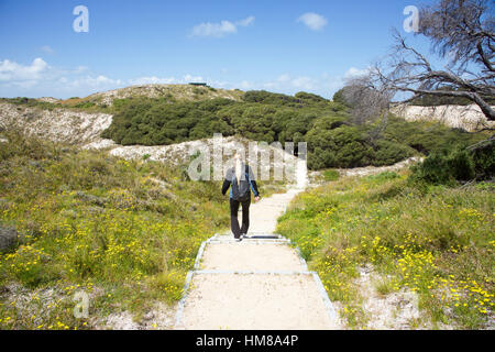 L'île Rottnest,WA,15,2016 Australia-October:Randonneur sur sentier avec étapes à travers collines luxuriantes avec du sable au Rottnest Island en Australie occidentale. Banque D'Images