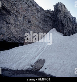 Neige à l'embouchure de la grotte Ideon Andron Ideon ou, selon le mythe de la naissance de Zeus, pentes du Mont Psiloritis ou Mont Banque D'Images