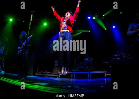 Milan, Italie. Jan 31, 2017. Matthieu Shultz du groupe de rock américain Cage The Elephant représenté sur scène comme ils font à fabrique en Italie. Credit : Roberto Finizio/Pacific Press/Alamy Live News Banque D'Images