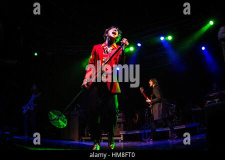 Milan, Italie. Jan 31, 2017. Matthieu Shultz du groupe de rock américain Cage The Elephant représenté sur scène comme ils font à fabrique en Italie. Credit : Roberto Finizio/Pacific Press/Alamy Live News Banque D'Images