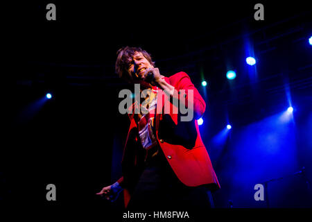 Milan, Italie. Jan 31, 2017. Matthieu Shultz du groupe de rock américain Cage The Elephant représenté sur scène comme ils font à fabrique en Italie. Credit : Roberto Finizio/Pacific Press/Alamy Live News Banque D'Images