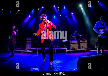 Milan, Italie. Jan 31, 2017. Le groupe de rock Cage The Elephant représenté sur scène comme ils font à fabrique en Italie. Credit : Roberto Finizio/Pacific Press/Alamy Live News Banque D'Images