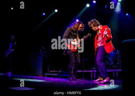 Milan, Italie. Jan 31, 2017. Le groupe de rock Cage The Elephant représenté sur scène comme ils font à fabrique en Italie. Credit : Roberto Finizio/Pacific Press/Alamy Live News Banque D'Images