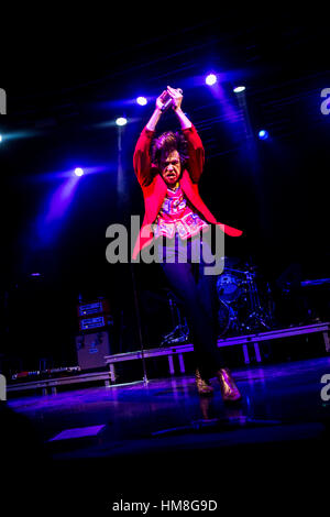 Milan, Italie. Jan 31, 2017. Matthieu Shultz du groupe de rock américain Cage The Elephant représenté sur scène comme ils font à fabrique en Italie. Credit : Roberto Finizio/Pacific Press/Alamy Live News Banque D'Images