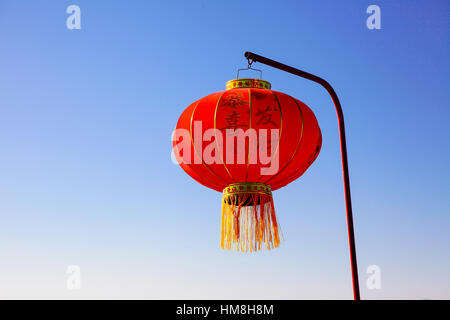 Le nouvel an chinois lanterne sur la perche au-dessus de ciel bleu Banque D'Images