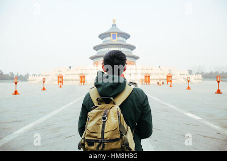 Jeune voyageur à marcher vers le temple du ciel - à Beijing, Chine. Asia Travel Banque D'Images