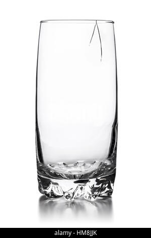 Broken verre vide isolé sur fond blanc Banque D'Images