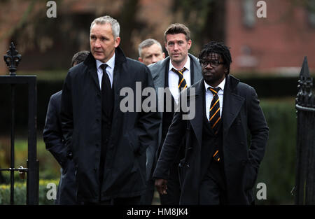 Keith Millen (à gauche), Wolverhampton Wanderers coach fitness Tony Daley (à droite) et l'entraîneur Rob Edwards (centre) arrivent pour le service funéraire pour Graham Taylor s'est tenue à l'église St Mary, Watford. Banque D'Images