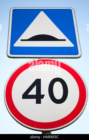 Ralentisseur et limite de vitesse. La signalisation lumineuse sur fond de ciel bleu Banque D'Images