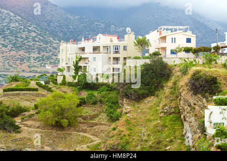 Classique et de l'architecture grecque resort, nouveau dans un bâtiment blanc de style constructiviste, se dresse sur la rive de la mer de Crète. Resort Village Bali, Rethymno Banque D'Images