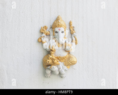 Petit Ganesha sur un mur blanc Banque D'Images