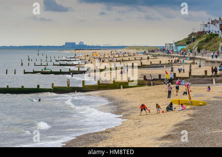 Les vacanciers sur une plage de sable à une station balnéaire pittoresque de Southwold sur la côte de la mer Noarth Saffolk. Banque D'Images