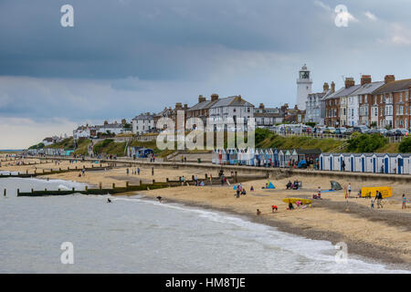 Les vacanciers sur une plage de sable à une station balnéaire pittoresque de Southwold sur la côte de la mer Noarth Saffolk. Banque D'Images