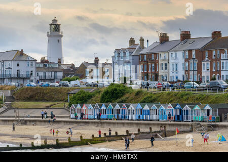 Les vacanciers sur une plage de sable à une station balnéaire pittoresque de Southwold sur la côte de la mer Noarth Saffolk. Banque D'Images