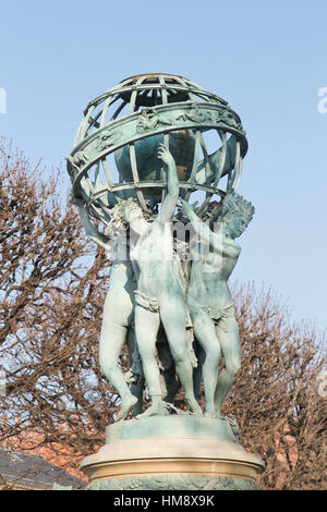 Statue dans les jardins de la Fontaine de l'Observatoire à Montparnasse dans le 14ème arrondissement de Paris en hiver Banque D'Images