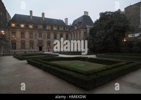 L'extérieur de l'hôtel Sully dans le 4ème arrondissement de Paris en hiver Banque D'Images