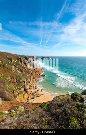 La plage de marée de Green Bay qui est connecté au Porthcurno Pedn et Vounder plages à marée basse. Banque D'Images