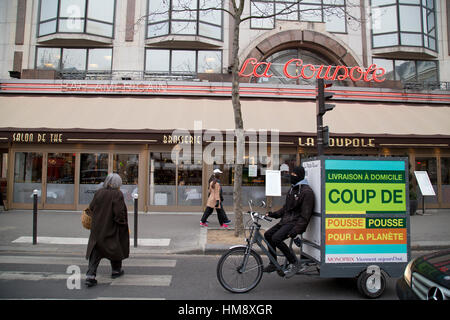 Extérieur de la brasserie La Coupole à Montparnasse dans le 14ème arrondissement de Paris en hiver Banque D'Images
