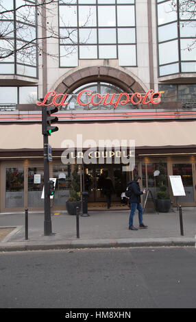 Brasserie La Coupole extérieure Montparnasse dans le 14ème arrondissement de Paris en hiver Banque D'Images