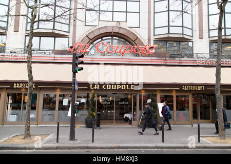 L'extérieur de la Coupole Brasserie de Montparnasse, dans le 14ème arrondissement de Paris en hiver Banque D'Images