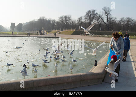 La mère et le fils dans les jardins du Luxembourg à Paris France en hiver Banque D'Images