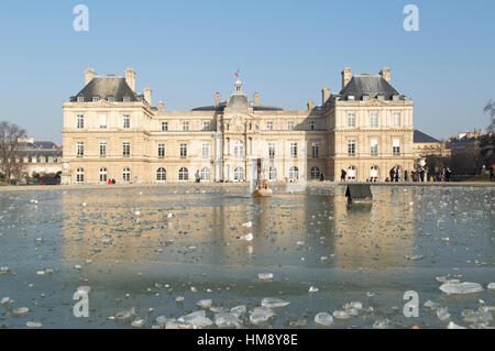 L'extérieur du Palais du Luxembourg, avec la Fontaine gelée à Montparnasse dans le 14ème arrondissement de Paris en hiver Banque D'Images