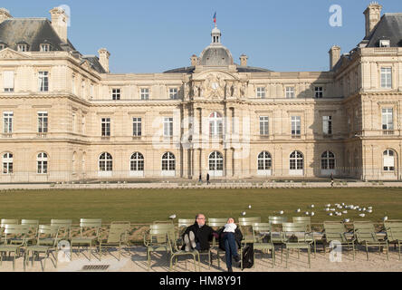 Couple le soleil d'hiver à l'avant du Palais du Luxembourg, à Montparnasse, dans le 14ème arrondissement de Paris France Banque D'Images