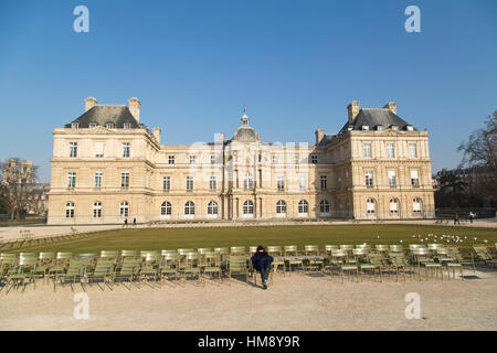 Woman le soleil d'hiver à l'avant du Palais du Luxembourg, à Montparnasse, dans le 14ème arrondissement de Paris France Banque D'Images