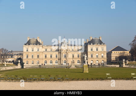 L'extérieur du Palais du Luxembourg, à Montparnasse, dans le 14ème arrondissement de Paris en hiver Banque D'Images