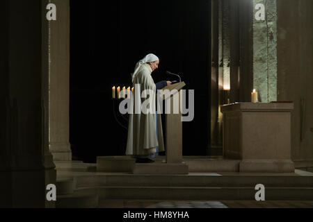 Nun à l'intérieur de l'église de Saint Gervais à Paris en hiver Banque D'Images