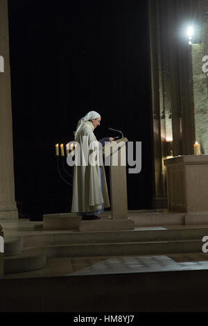 Nun à l'intérieur de l'église de Saint Gervais à paris france Banque D'Images