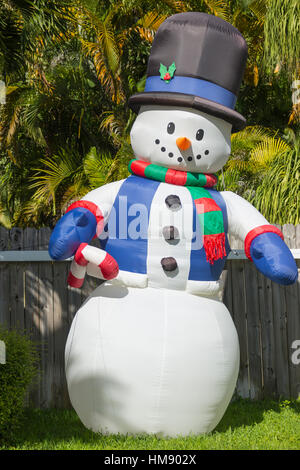 Bonhomme de neige gonflable EN FACE DE PALMIERS DANS LA COUR AVANT D'HABITATION MIAMI FLORIDE USA Banque D'Images