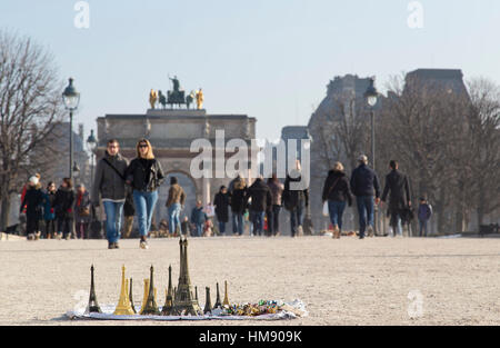 Souvenirs de Paris en vente dans les jardins des Tuileries à Paris en hiver Banque D'Images