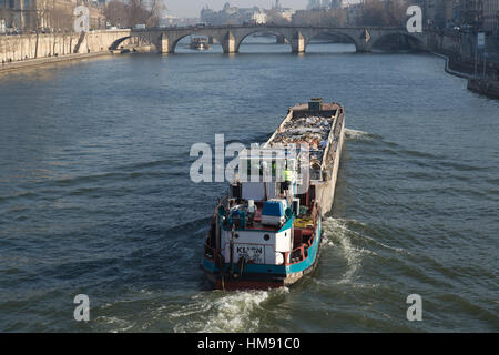 Barge transportant les ordures le long de la Seine à Paris en hiver Banque D'Images