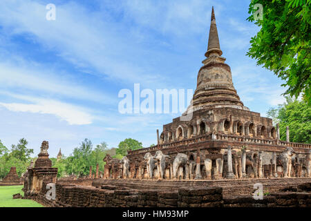 Dans Si Satchanalai temple décoré de sculptures d'éléphants, Sukhothai, Thaïlande, Asie du Sud-Est Banque D'Images