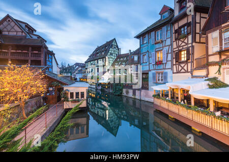 Crépuscule sur feux de maisons qui se reflètent dans la rivière (la Lauch à Noël, Petite Venise, Colmar, Haut-Rhin, Alsace, France Banque D'Images