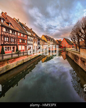 Panorama de maisons colorées reflète dans rivière (la Lauch) au coucher du soleil, la Petite Venise, Colmar, Haut-Rhin, Alsace, France Banque D'Images