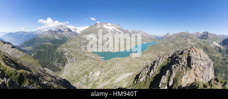 Panorama du Lago Bianco bleu entouré de hauts sommets, col de la Bernina, Canton des Grisons, Engadine, Swiss Alps, Suisse Banque D'Images